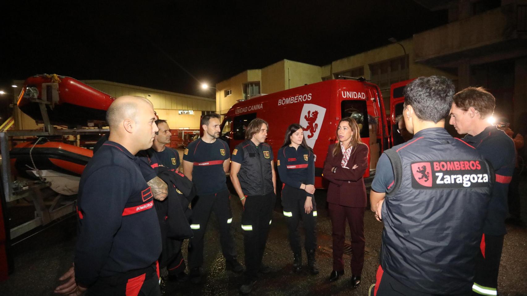 La alcaldesa de Zaragoza, Natalia Chueca, junto al equipo de bomberos que ayudará en la catástrofe.