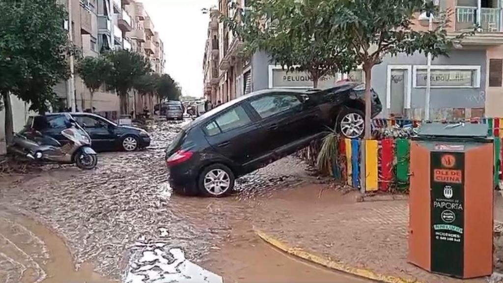 Coches destrozados en Paiporta.