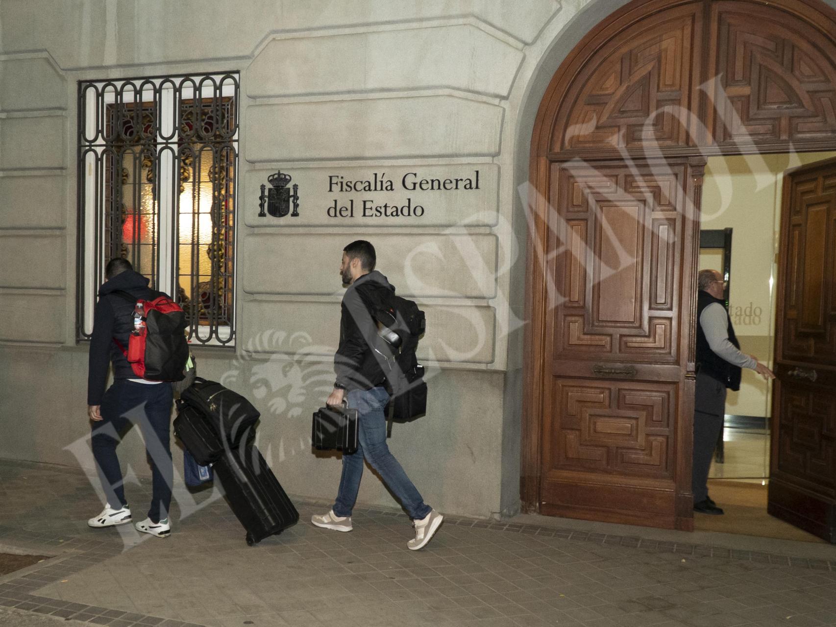 Agentes de la UCO salen de la sede de la Fiscalía General anoche, tras copiar todo el contenido de los dispositivos electrónicos de Álvaro García Ortiz.