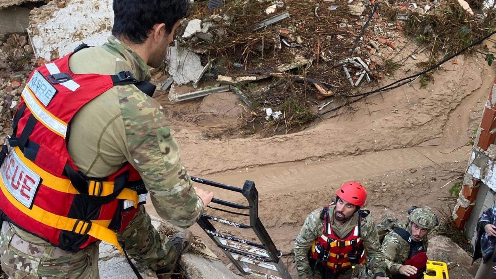 Los efectivos del MOE durante una de las acciones de rescate este martes en Letur.