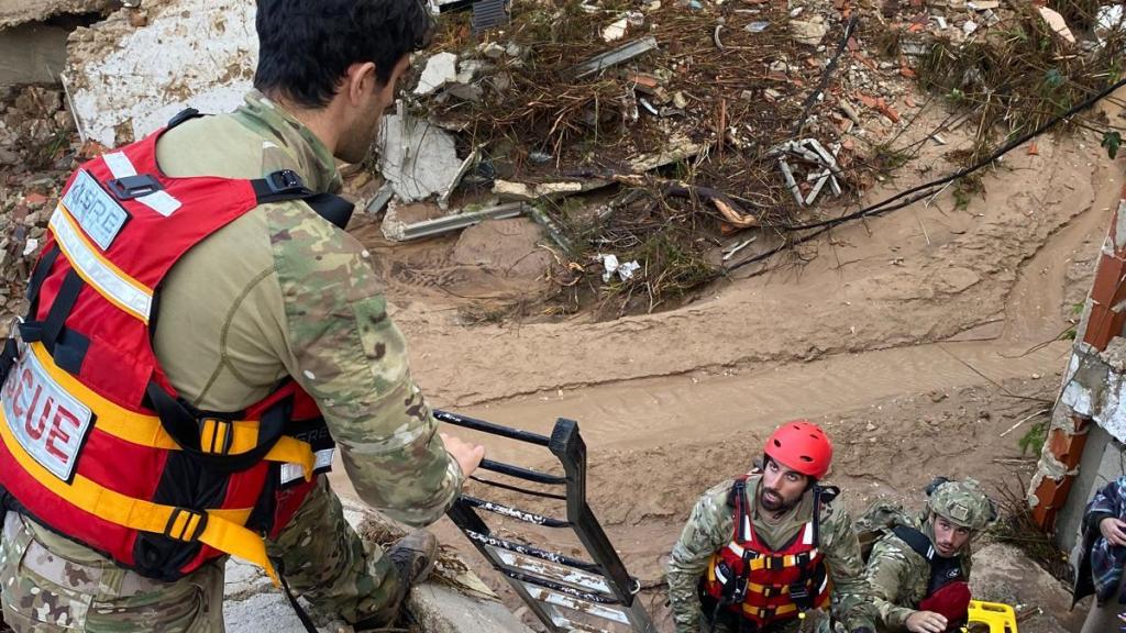 Los efectivos del MOE durante una de las acciones de rescate este martes en Letur.