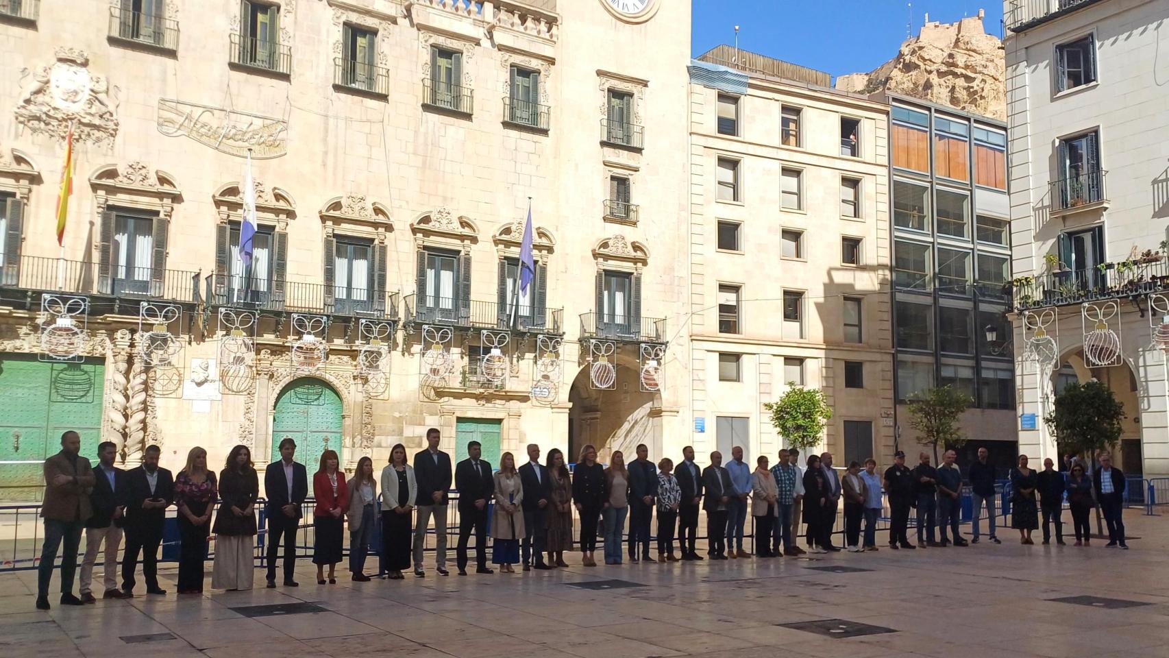 Los tres minutos de silencio frente a la fachada del Ayuntamiento de Alicante.