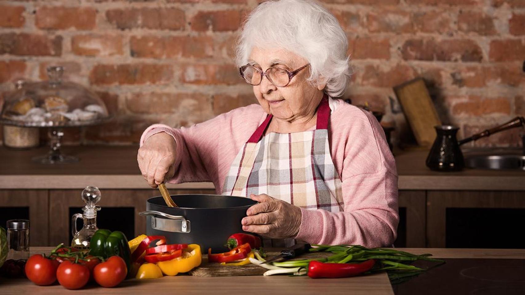 Imagen de archivo de una abuela en la cocina.