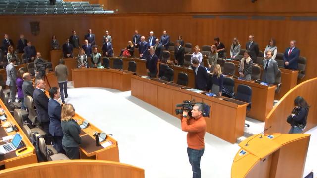 Los diputados han arrancado el Pleno con un minuto de silencio