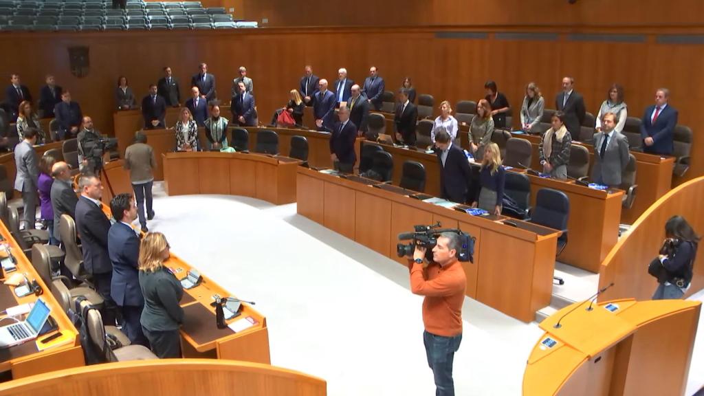 Los diputados han arrancado el Pleno con un minuto de silencio