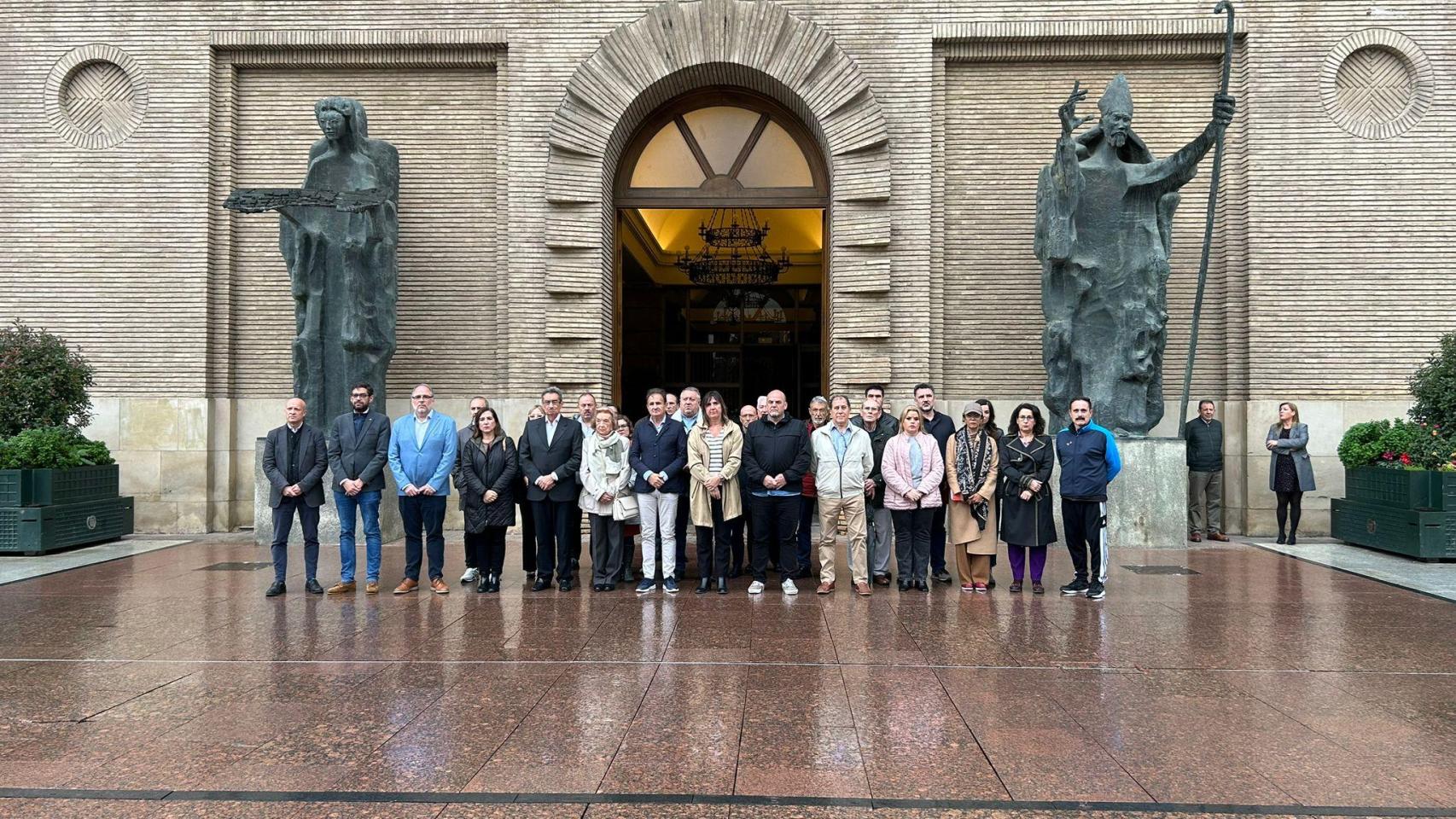 Homenaje de silencio en el Ayuntamiento de Zaragoza por las víctimas mortales de la DANA.