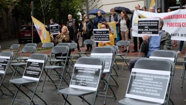 El sindicato Stepa se ha concentrado con sillas vacías frente al Departamento de Hacienda