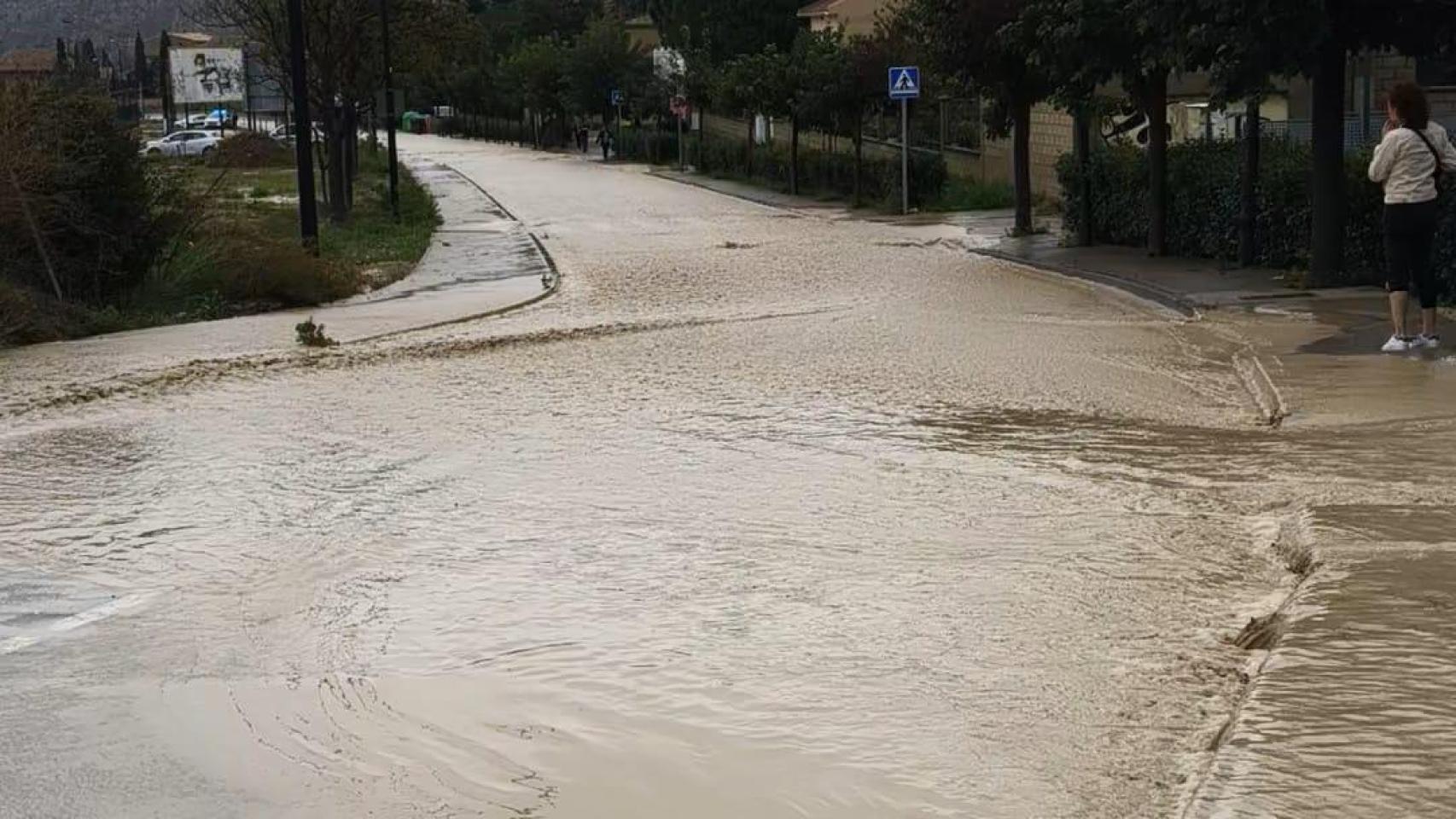 Una de las calles inundadas en la localidad zaragozana.