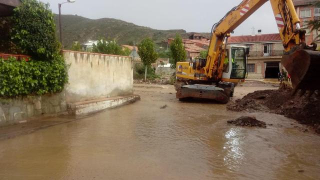 La fuerza con la que bajaba el río ha obligado a desalojar a una docena de personas de sus viviendas