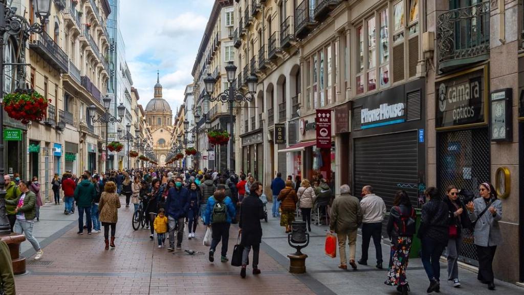 Centro de Zaragoza con gente caminando.