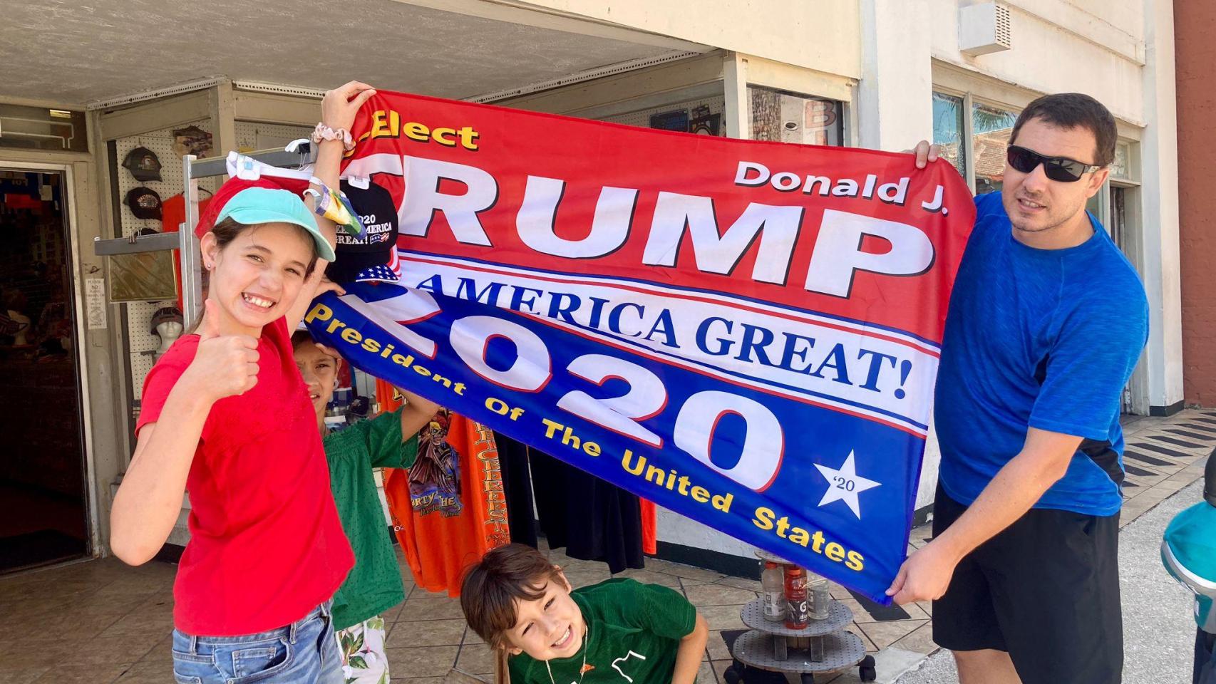 El catalanoleonés Tasio Suárez junto a su familia enarbolando una bandera de apoyo a Donald Trump en Miami