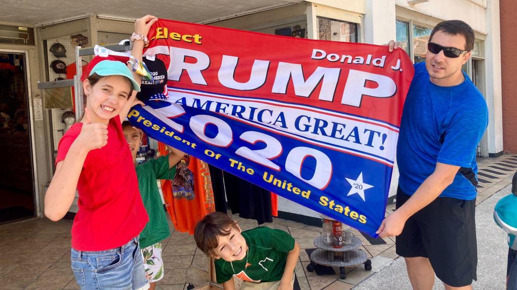 El catalanoleonés Tasio Suárez junto a su familia enarbolando una bandera de apoyo a Donald Trump en Miami