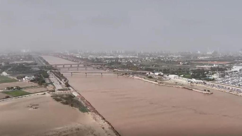 Vista del cauce del río Turia a su paso por Valencia.