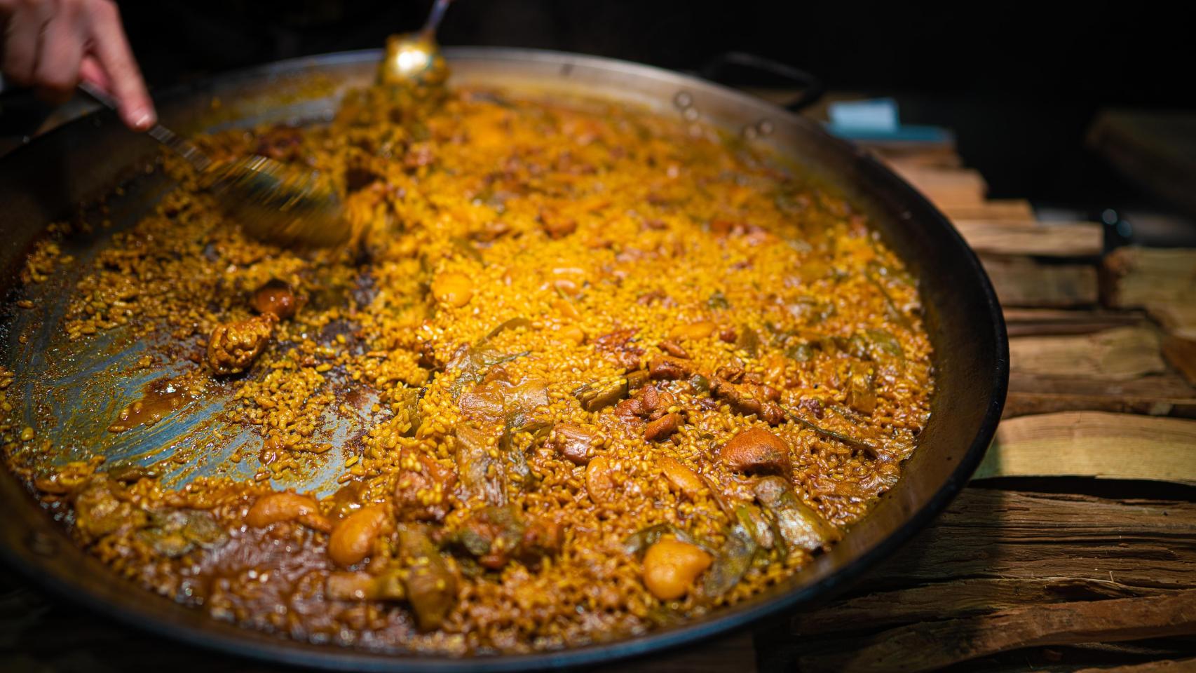 Una paella.