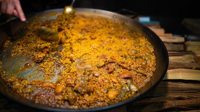 Una paella.