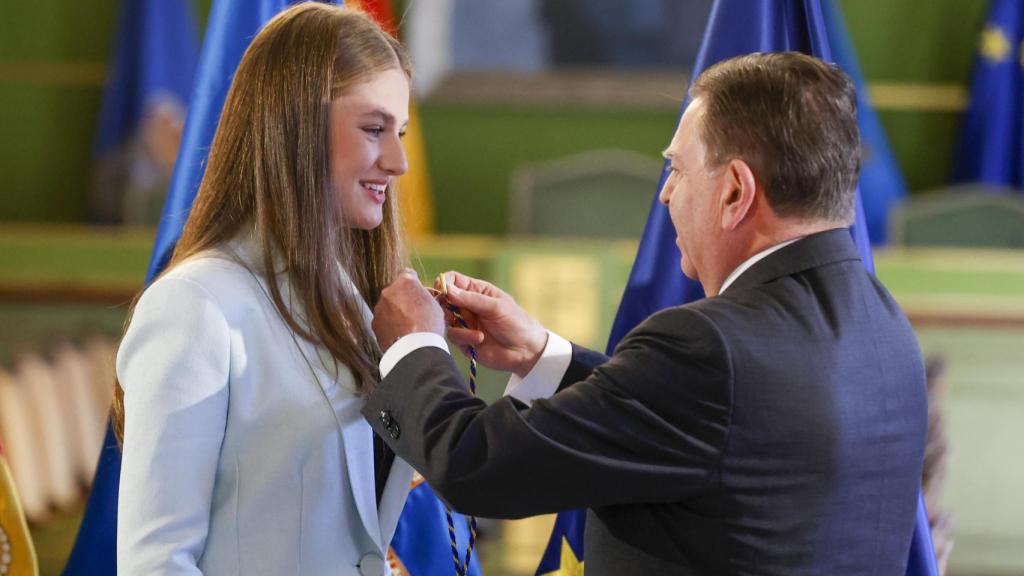 La princesa Leonor recibiendo la Medalla de Oro de Asturias.