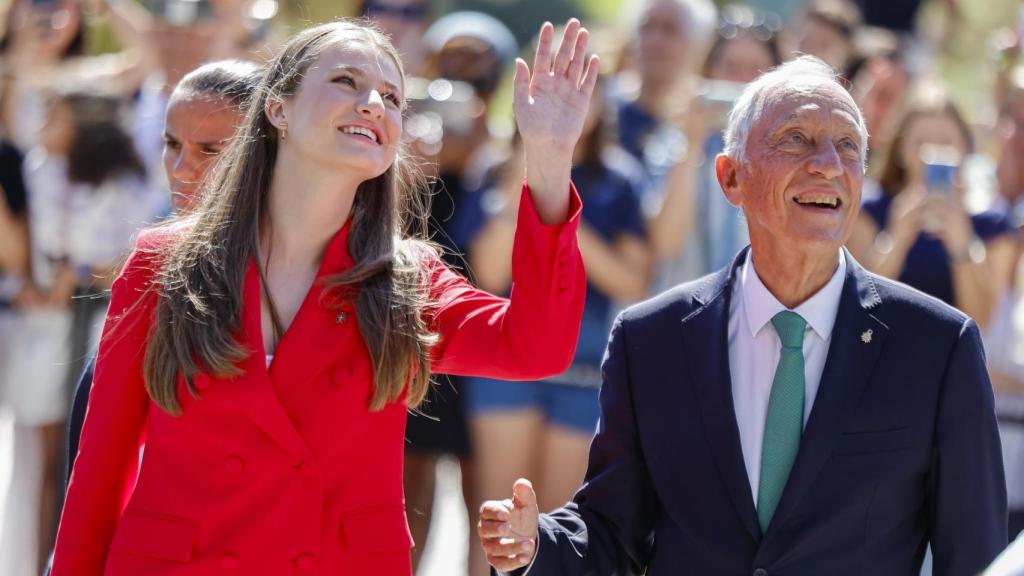 Leonor junto al presidente de Portugal en Lisboa.