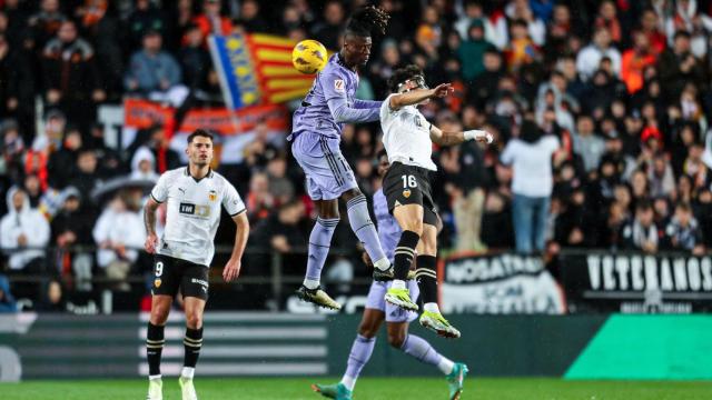 Camavinga, en un balón dividido durante el Valencia - Real Madrid de La Liga 2023/24