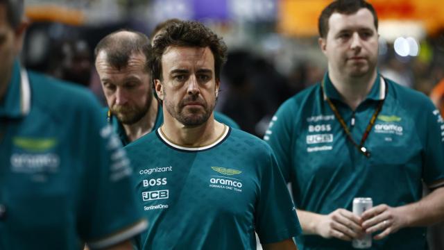 Fernando Alonso junto con su equipo en Aston Martin en el GP de Arabia Saudí 2024