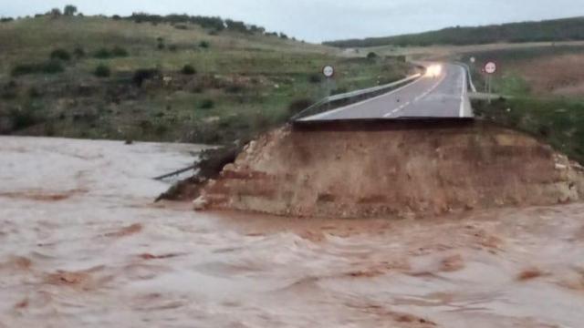 Carretera cortada en Embid (Guadalajara) por el derrumbe de la calzada.