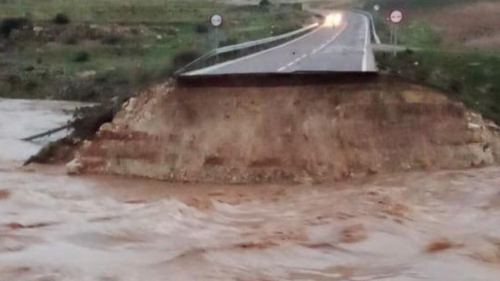 Carretera cortada en Embid (Guadalajara) por el derrumbe de la calzada.