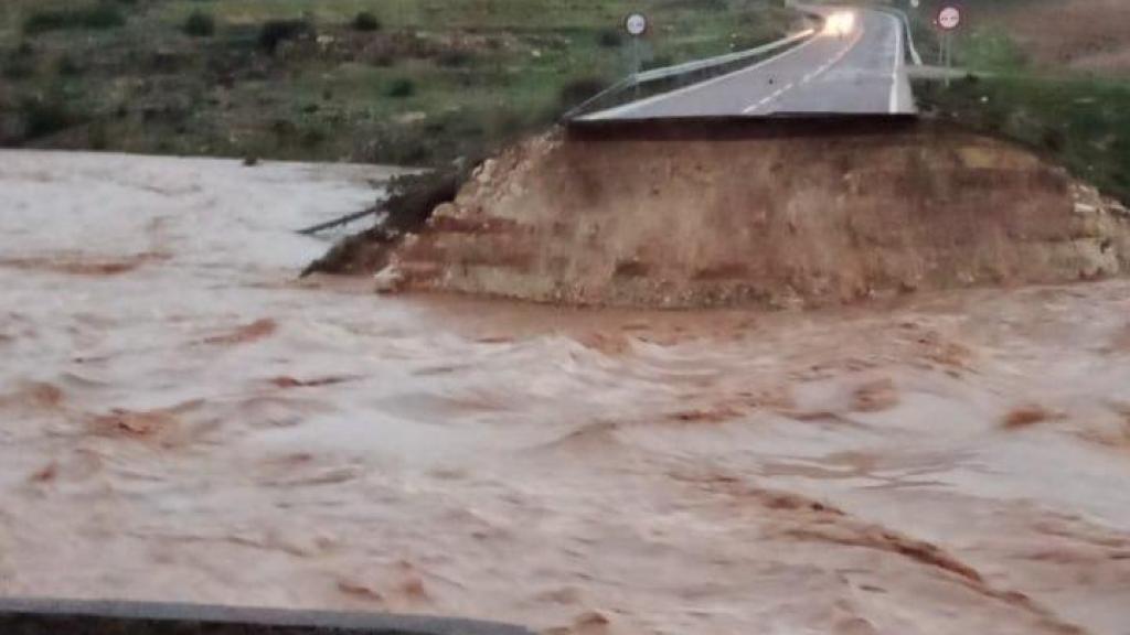 Carretera cortada en Embid (Guadalajara) por el derrumbe de la calzada.