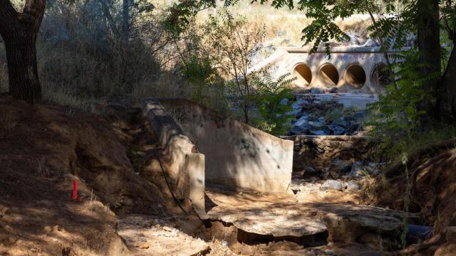 Foto de archivo del estado del cauce del arroyo Lazo a la altura del barrio de Azucaica antes de la intervención.