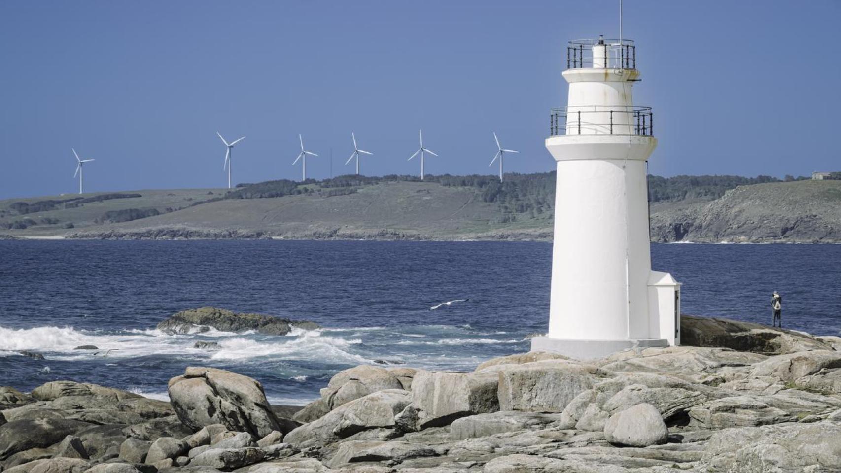 Imagen de archivo de aerogeneradores en la costa de Muxía, A Coruña.