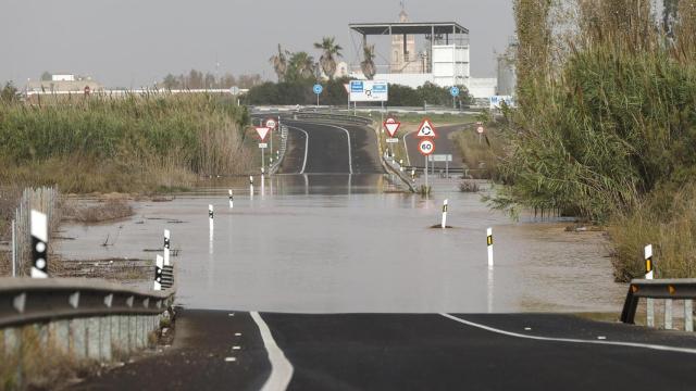 Vista general la salida de la A-38 en Sollana (Valencia) cortada por el agua a causa de la DANA.