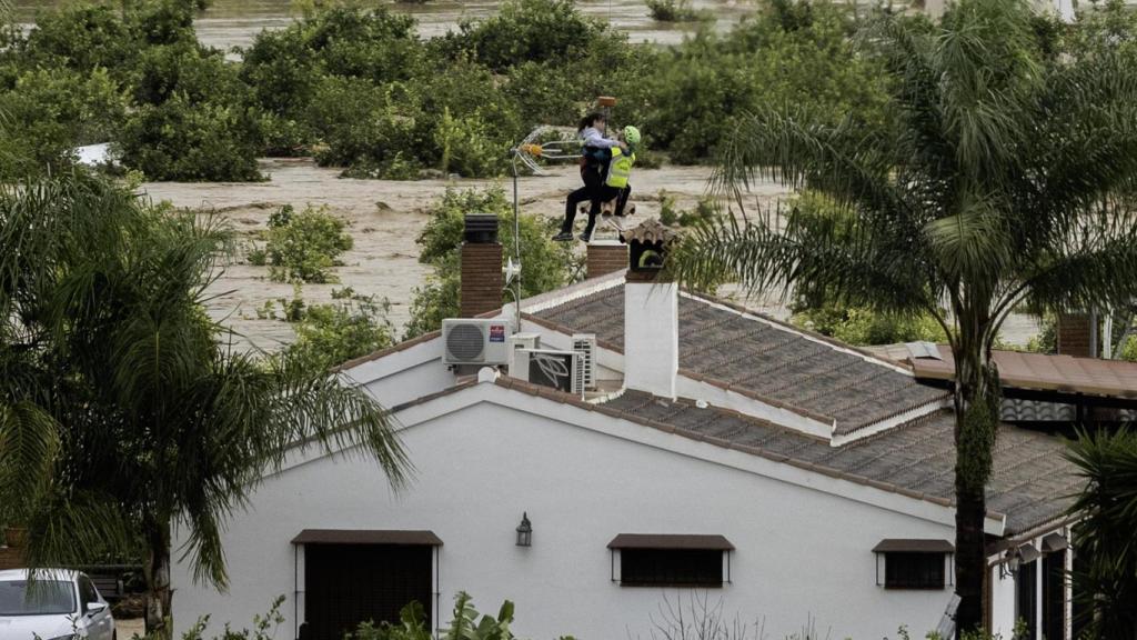 Agentes de la Guardia Civil rescatan con un helicóptero a varios vecinos de la localidad malagueña de Álora.