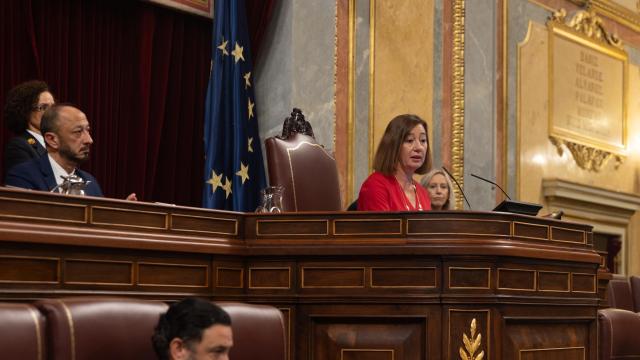 Francina Armengol, presidenta del Congreso, al inicio de la sesión suspendida por respeto a las víctimas de la DANA.