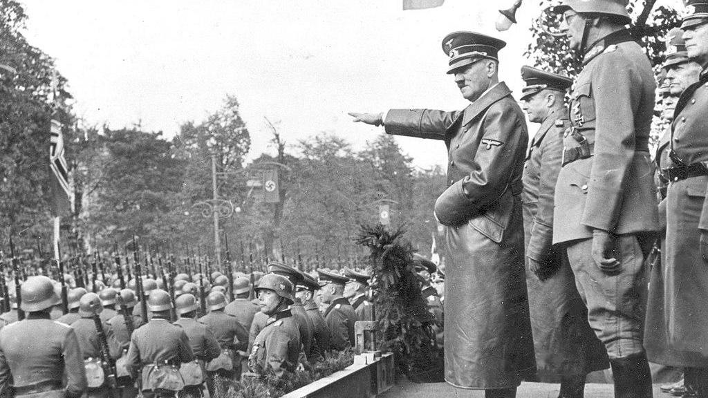 Adolf Hitler pasa revista a sus tropas en Varsovia.