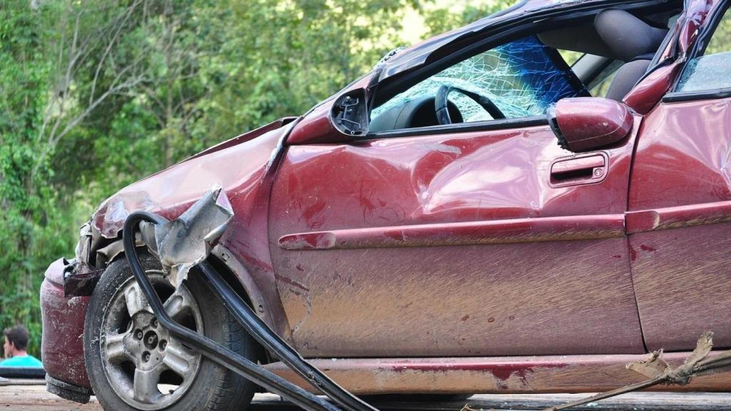 Imagen de archivo de un coche accidentado sin relación con los hechos narrados en esta noticia.