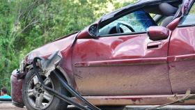 Imagen de archivo de un coche accidentado sin relación con los hechos narrados en esta noticia.