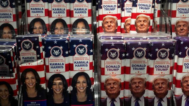 Tabletas de chocolate con las caras de Kamala Harris y Donald Trump.