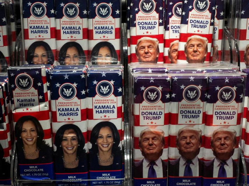 Tabletas de chocolate con las caras de Kamala Harris y Donald Trump.