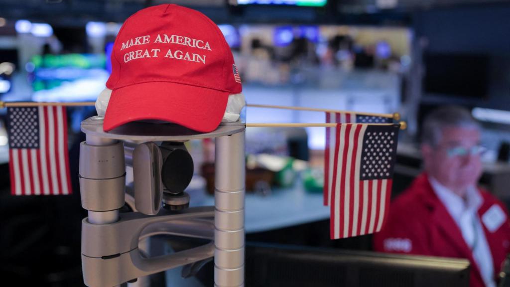 Una gorra con el eslogan de Donald Trump en su campaña presidencial está colocada en el interior del edificio de la Bolsa de Nueva York.