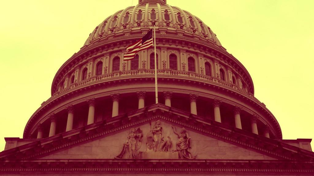 La cúpula del edificio del Capitolio de Estados Unidos se ve en un día lluvioso.