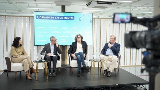 Magdalena Pérez, presidenta del Teléfono de la esperanza de La Rioja; José Andrés Gómez, redactor Jefe Ciencia y Salud; Andoni Anseán, presidente de la Fundación española para la prevención del suicidio; y Jesús Artal, jefe del Servicio de Psiquiatría del Hospital Universitario Marqués de Valdecilla de Santander.