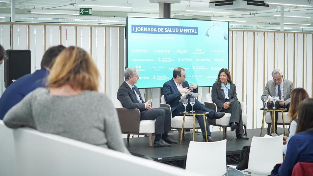 Carlos Piserra, director del plan de salud mental de La Rioja; Alfonso Muñoz, redactor de Tecnología y Telecomunicaciones de EL ESPAÑOL-Invertia; Marina Díaz Marsá, jefe de Sección en el Hospital Clínico San Carlos; Luis Caballero, jefe servicio psiquiatría y psicología clínica de HM Hospitales