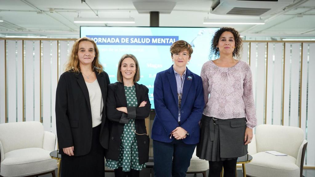 Adriana Sanclemente Gámez, directora Técnica de la Federación Salud Mental Madrid; Mercedes Rivera, periodista de EL ESPAÑOL; Mercedes Navío, gerente asistencial de hospitales y responsable de la Oficina de Salud Mental y Adicciones del Servicio Madrileño de Salud, y Mayelin Rey Bruguera, doctora en Psicóloga y Especialista en Psicología Clínica .