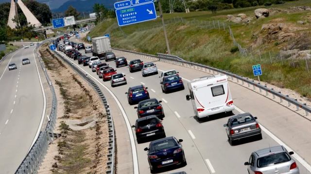 Vista aérea de una autovía con coches y camiones.