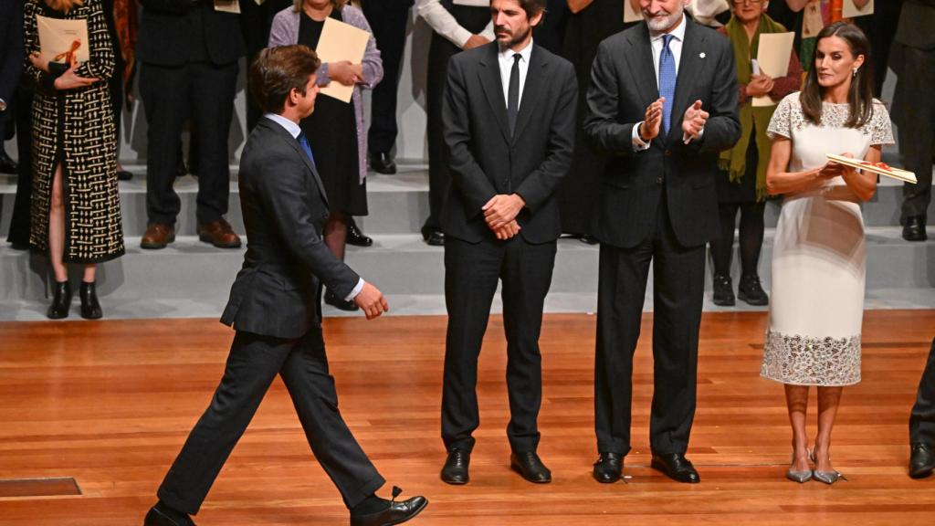 Los Reyes, Don Felipe y Doña Letizia, le entregan el Premio Nacional de Tauromaquia (2023) a Julián López Escobar “El Juli” en la gala de entrega de los premios Nacionales de Cultura 2022 y 2023 en el Museo nacional de arte Reina Sofía acompañados por el Ministro de Cultura, Ernest Urtasun, el 10 de octubre.