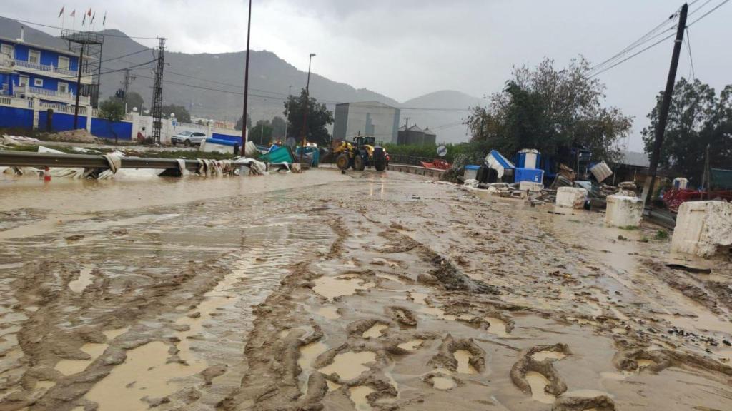 Una carretera de Cártama afectada por las inundaciones.