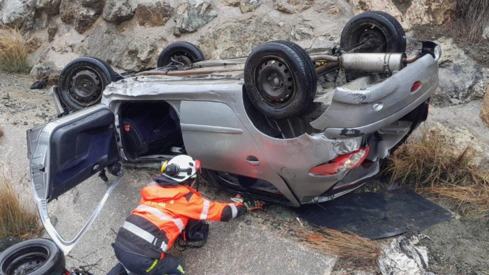 Estado en el que ha quedado el coche accidentado en la A-355, en Coín.