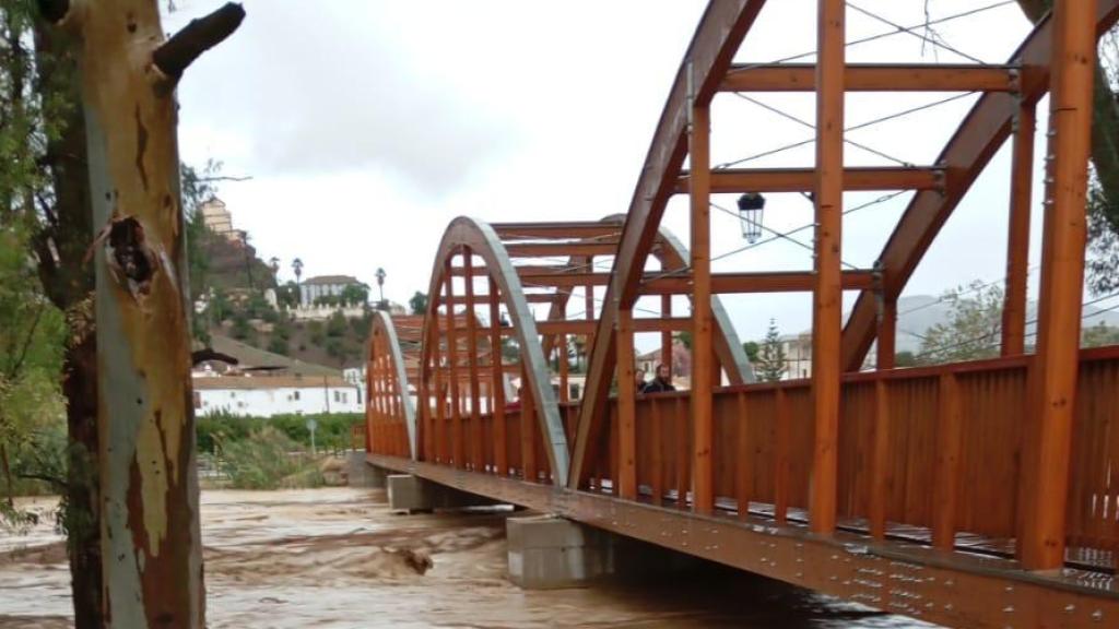 El puente que cruza el río Guadalhorce en Álora.