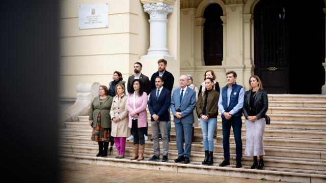 Minuto de silencio junto al Ayuntamiento de Málaga por las víctimas de la DANA.