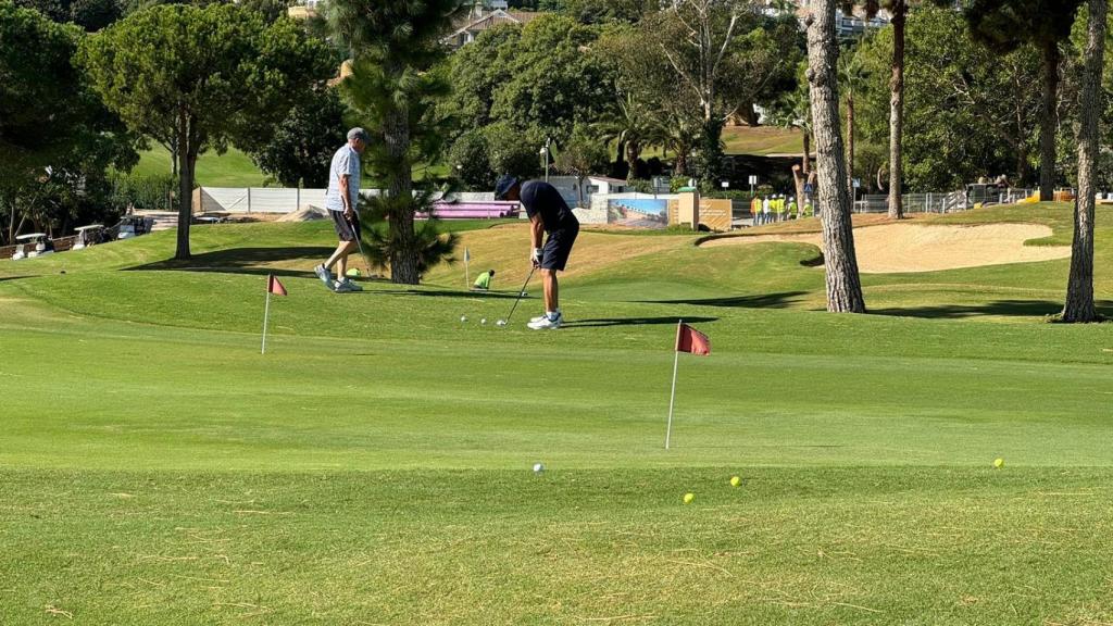 Jugadores de golf en un campo en Mijas.