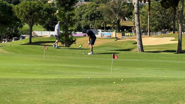 Extranjeros jugando al golf en Mijas.