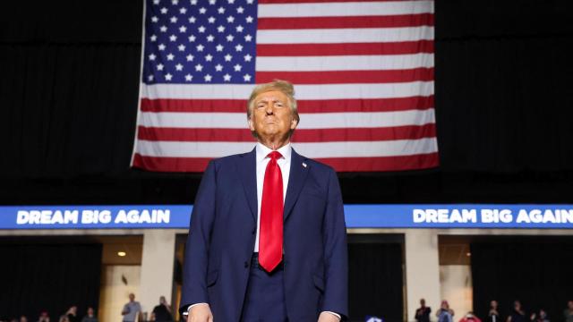 El candidato presidencial republicano y expresidente estadounidense Donald Trump pronuncia un discurso en Allentown, Pensilvania.